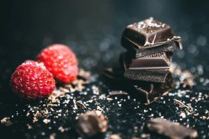 salt-raspberries-chocolate-bars